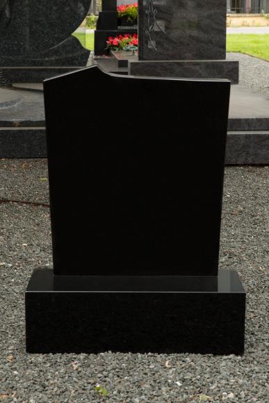 Foto eines Grabsteins: Granitstein und Stufe, alle Sichtflächen poliert