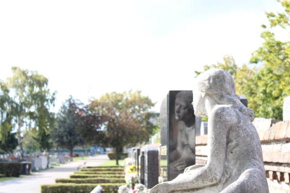 Nahaufnahme einer Frauenstatue am Friedhof Erlaa