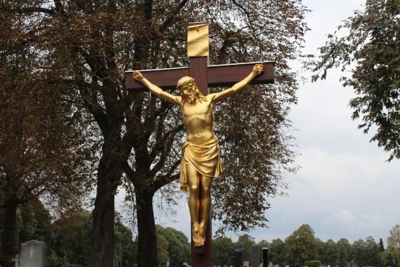 Foto einer goldenen Statue des gekreuzigten Jesus am Friedhof Inzersdorf