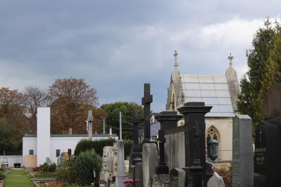 Foto von Grabsteinen und der Kirche am Friedhof Rodaun