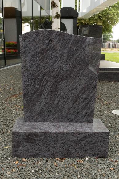 Foto eines Grabsteins: Urnenstein geschwungen, Orion Granit, Vollstufe, alle Sichtflächen poliert