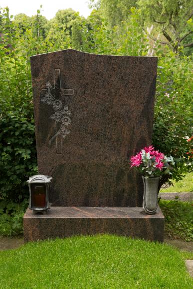 Foto eines Grabsteins: Urnenstein, Ornament, Vollstufe, Hallandia Granit, alle Sichtflächen poliert