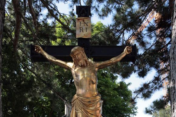 Foto einer Statue des gekreuzigten Jesus am Friedhof Altmannsdorf