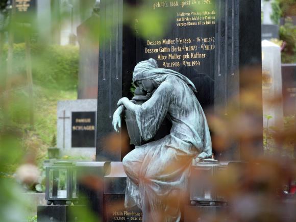 Foto eines Grabsteins mit Statue am Friedhof Gersthof