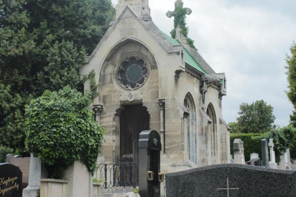 Foto der Kirche am Friedhof Grinzing von vorn