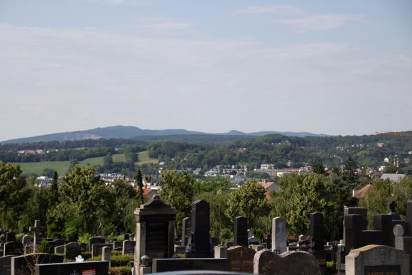 Foto von Grabsteinen am Friedhof Hadersdorf Weidlingau mit Aussicht 