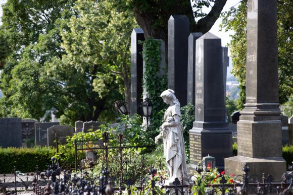 Foto von Gräbern mit einer Statue am Friedhof Hadersdorf Weidlingau