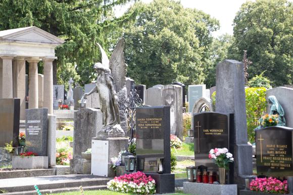 Foto von Grabsteinen mit einer Engelsstatue am Friedhof Hadersdorf Weidlingau