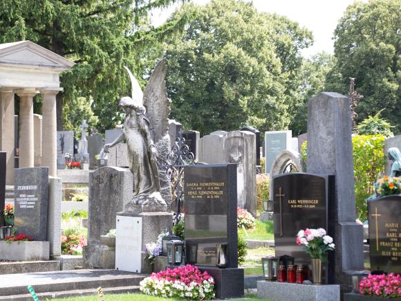 Foto von Grabsteinen mit einer Engelsstatue am Friedhof Hadersdorf Weidlingau