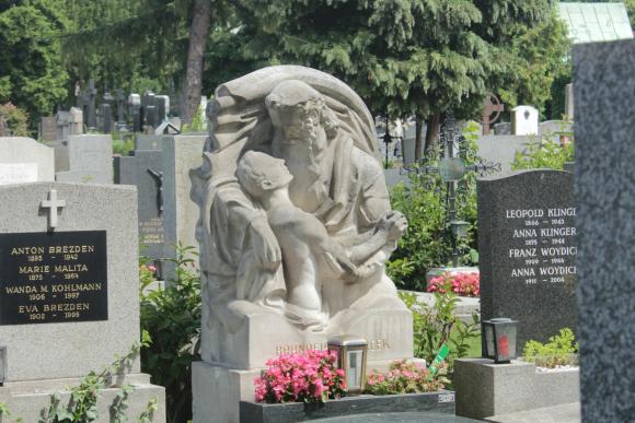 Foto eines Grabsteins mit Statue am Friedhof Hietzing