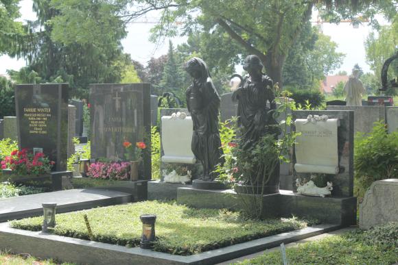 Foto eines Grabsteins mit zwei Statuen am Friedhof Hietzing