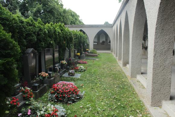Foto von Grabstätten vor Arkaden am Friedhof Inzersdorf