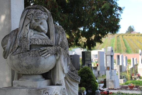 Nahaufnahme einer trauernden Statue am Friedhof Kalksburg