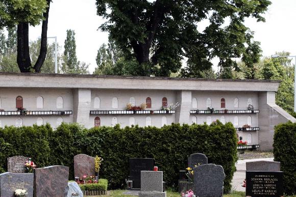 Foto von Gräbern am Friedhof Meidling