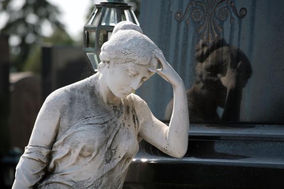Foto einer Frauenstatue  am Friedhof Ottakring