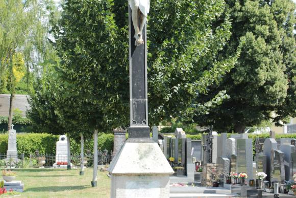 Foto eines Grabsteins samt Jesusstatue am Friedhof Strebersdorf