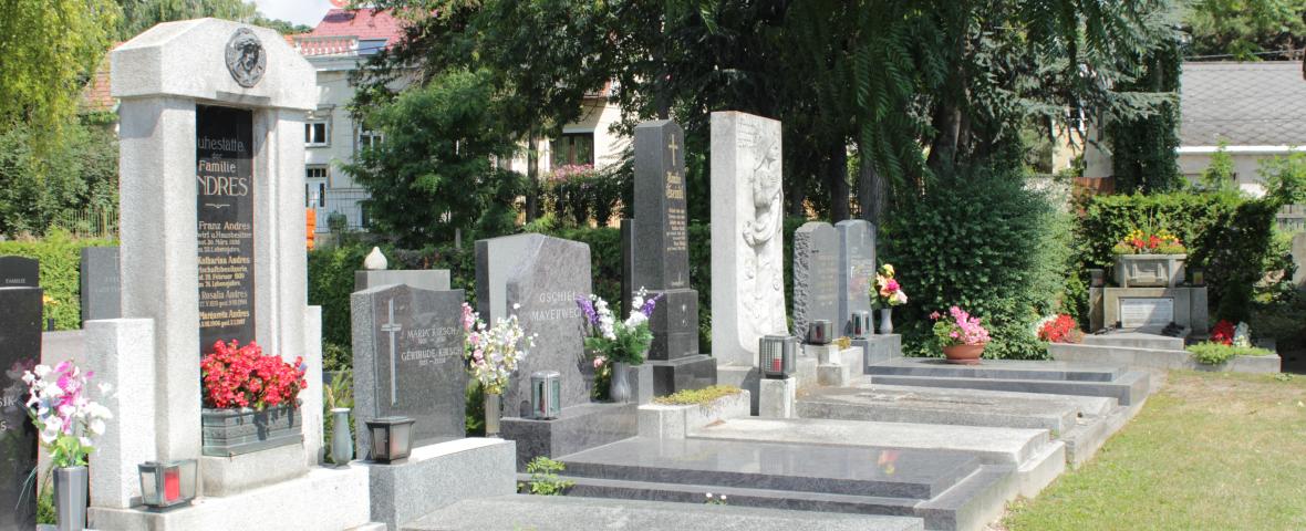 Foto von Grabsteinen am Friedhof Strebersdorf