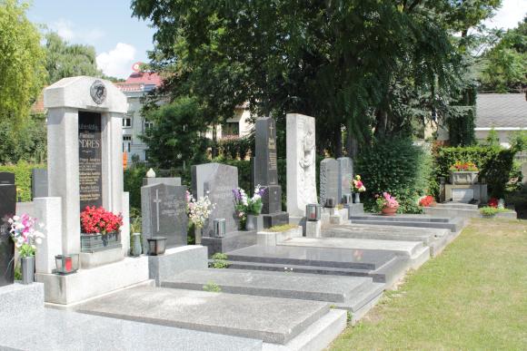 Foto von Grabsteinen am Friedhof Strebersdorf