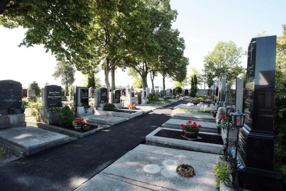 Grabreihe am Friedhof Süßenbrunn