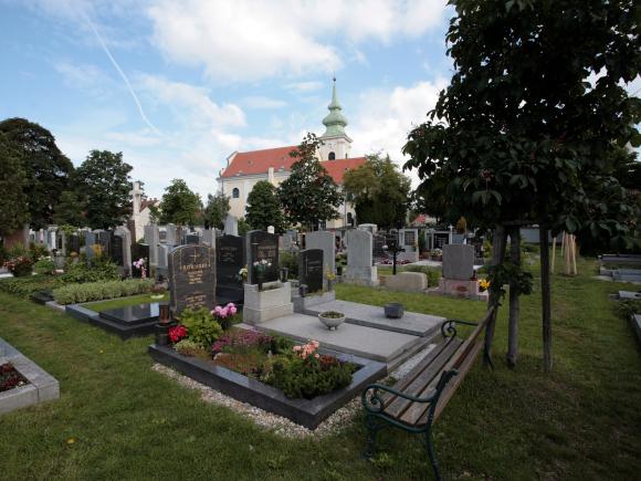Foto einer Grabgruppe am Friedhof Leopoldau