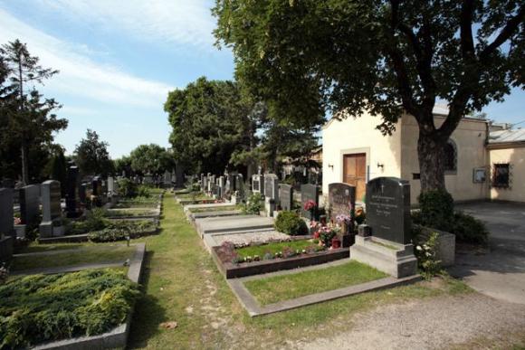 Foto einiger Grabstätten am Friedhof Altmannsdorf bei Schönwetter
