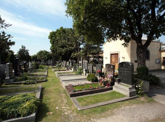 Foto einiger Grabstätten am Friedhof Altmannsdorf bei Schönwetter